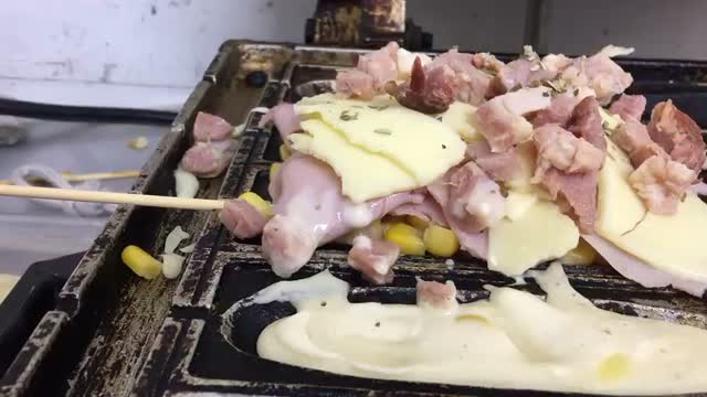 Post com crepe de calabresa com queijo em destaque.